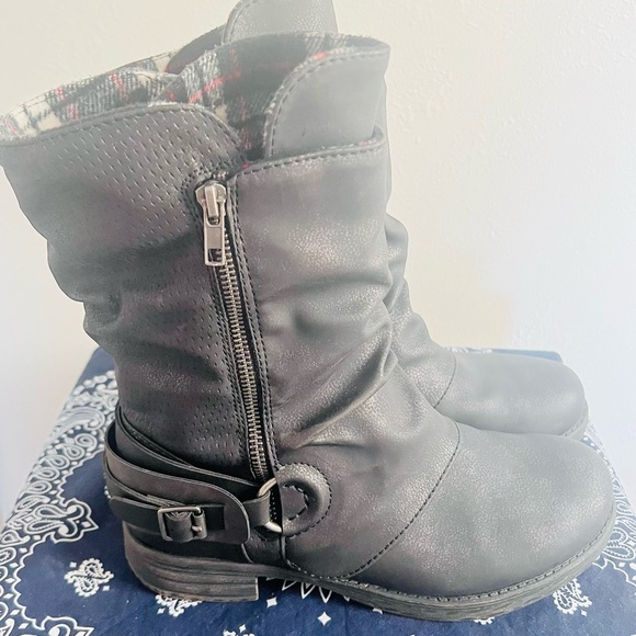 Tan high boots size 8 1/2
Black mid boots size 8 - Picture 6 of 8